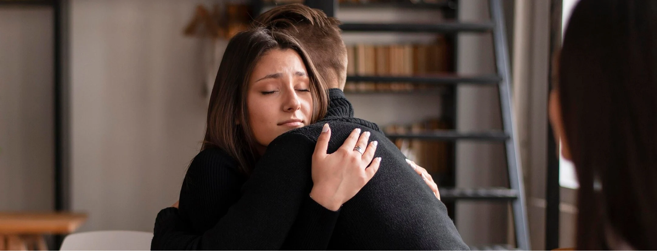 Mujer abrazándose con un Homrbe