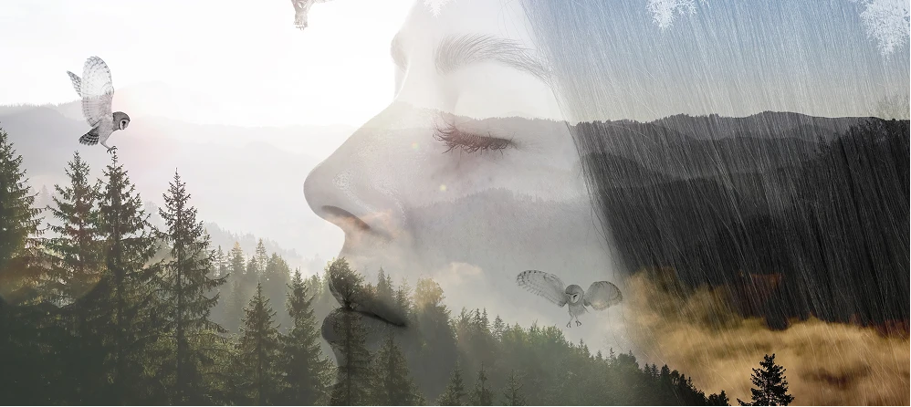 Mujer conectandose con la naturaleza